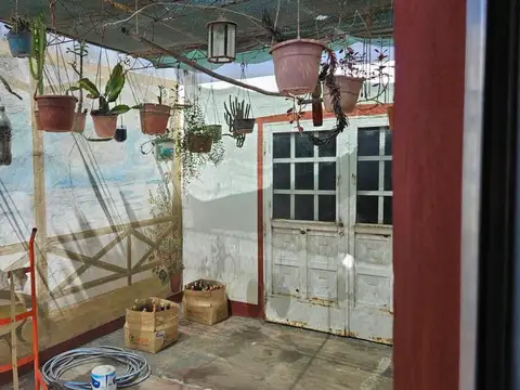 Casa 6 ambientes con 2 baños