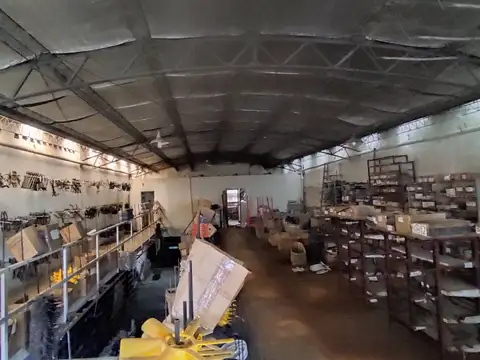 Local a la calle con depósito/galpón y oficinas. 400m² cubiertos. 10m de frente. Polo gastronómico