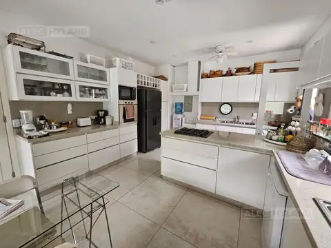 Casa en Alquiler con 2 cocheras