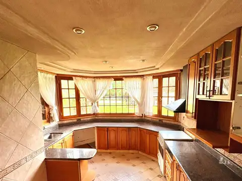 Casa en Alquiler con 2 cocheras