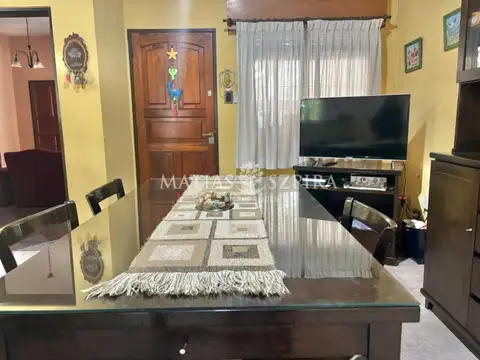Casa 4 ambientes con 2 baños