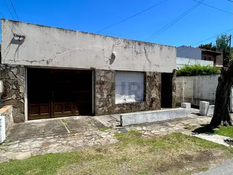 Casa a reciclar en 498 8 y 9, Villa Castells, Manuel B. Gonnet.