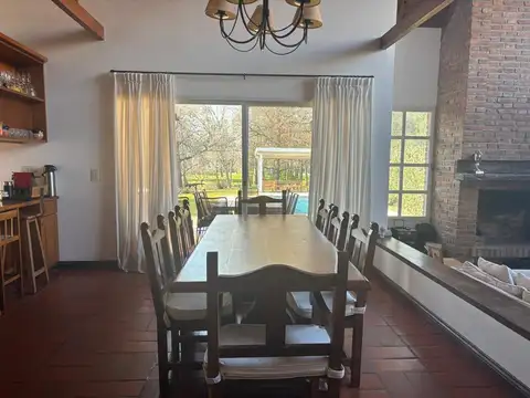 Casa 4 ambientes con 2 baños