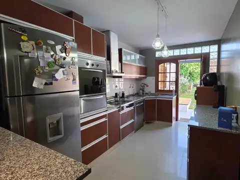 VENTA CASA 5 AMB CON PILETA, FONDO, COCHERA DOBLE EN QUILMES