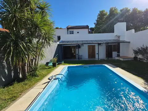 VENTA CASA 5 AMB CON PILETA, FONDO, COCHERA DOBLE EN QUILMES