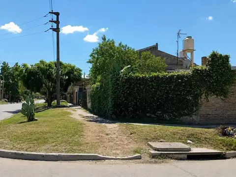 Casa con patio, cochera y quincho