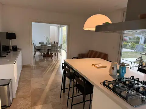 Casa en Alquiler Temporal con 2 cocheras