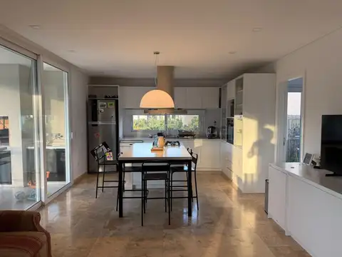 Casa 6 ambientes con 3 baños