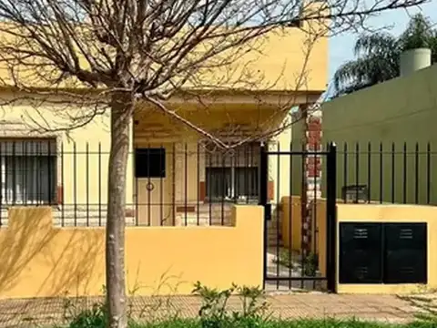 Casa en venta - 2 Dormitorios 1 Baño - 150mts2 - Moron