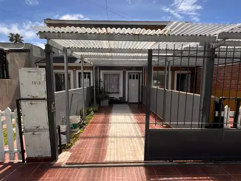 VENDO PH, TIPO DUPLEX, AL FRENTE DOS DORMITORIOS Y COCHERA. PUNTA MOGOTES.