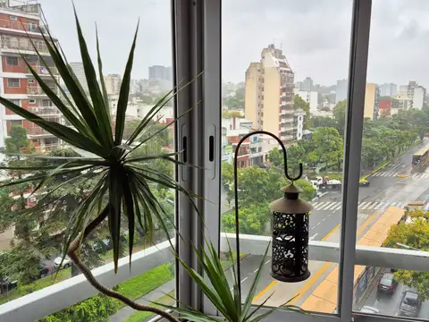 4 amb. Frente con balcón. Cochera y baulera