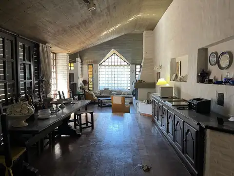 CHALET DE 7 AMBIENTES EN AMPLIO LOTE - CENTRO MORON