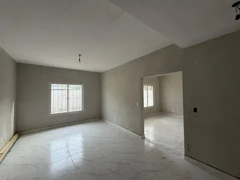 VENTA CASA 6 AMBIENTES EN LA LONJA PILAR