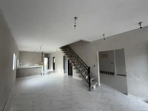 VENTA CASA 6 AMBIENTES EN LA LONJA PILAR