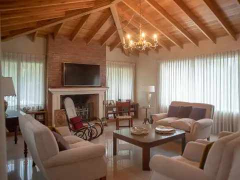 Casa 10 ambientes con 4 baños