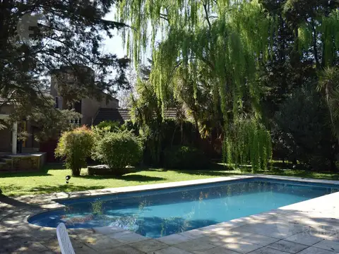 Casa en Alquiler con 3 cocheras