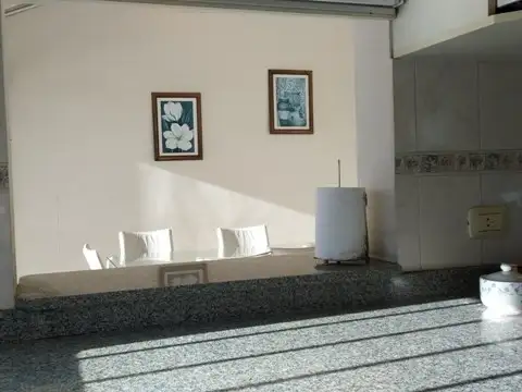 Gran CASA 4 DORMITORIOS. 3 BAÑOS. COCHERA. PATIO. FONDO LIBRE. Visitala! En Villa Ballester, San Martin, G.B.A. Zona Norte