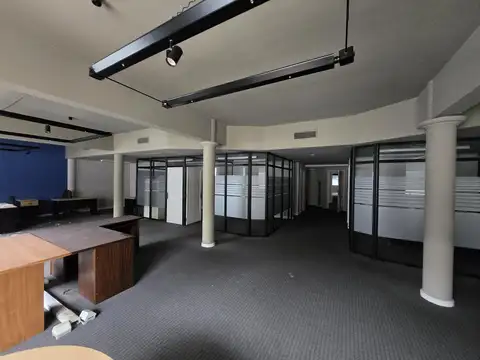 Oficina 18 ambientes con 6 baños