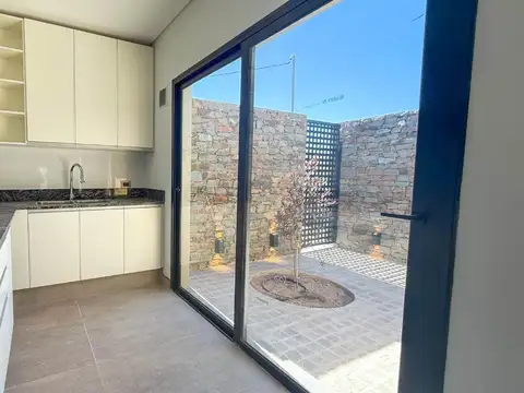Casa 4 ambientes con 2 baños