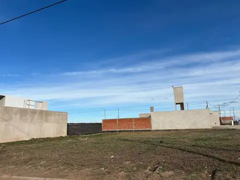 VENTA TERRENO EN CAMPOS DE MANANTIALES 300 MTS
