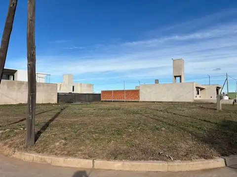 VENTA TERRENO EN CAMPOS DE MANANTIALES 300 MTS
