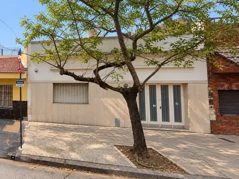 Casa 4 ambientes con cochera, jardin al contrafrente y terraza