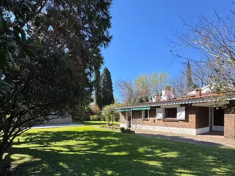 CASA EN FISHERTON CON AMPLISIMO JARDIN