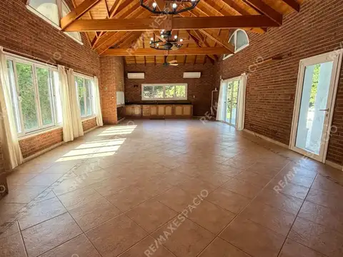 Casa en Venta con 4 cocheras