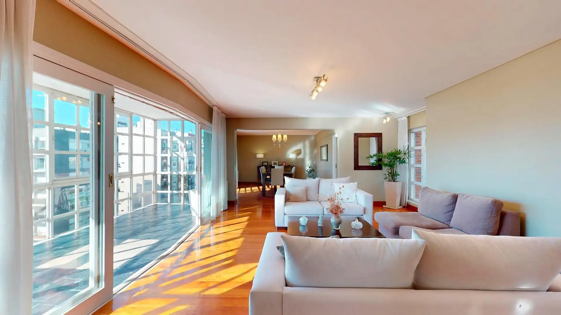 Depto 5 amb, 221m² con 2 cocheras y balcón — Centro