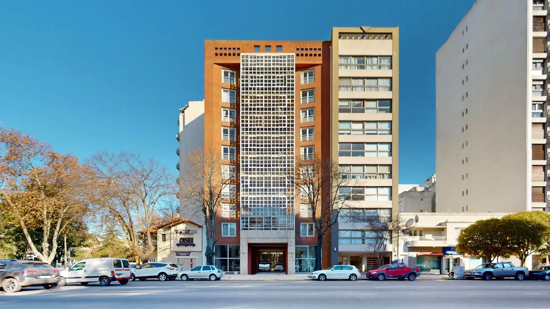 Depto 5 amb, 221m² con 2 cocheras y balcón — Centro