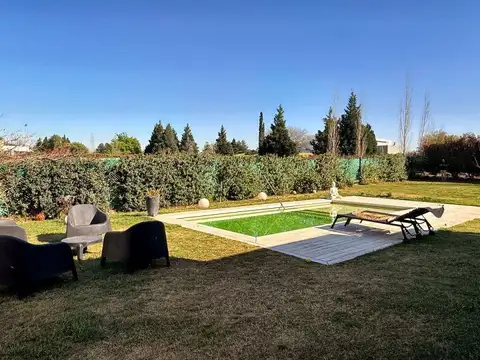 Casa 8 ambientes con 4 baños