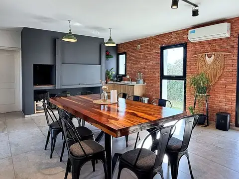 Casa en Venta con 2 cocheras