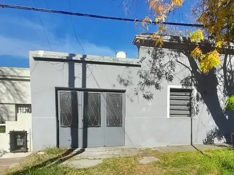 Casa en alquiler de 2 dormitorios c/ cochera en La Plata