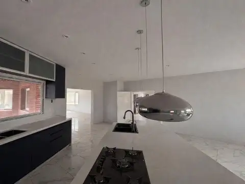 Casa en Venta con 3 cocheras