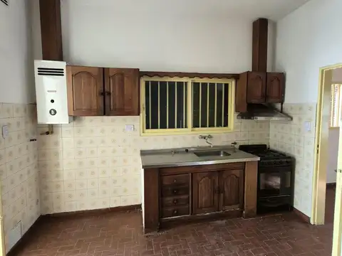 Casa en Alquiler en Barrio Observatorio  3 Dormitorios  Patio con Asador e Ingreso Vehicular