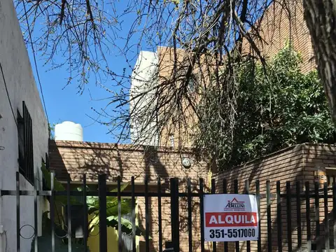 Casa en Alquiler en Barrio Observatorio  3 Dormitorios  Patio con Asador e Ingreso Vehicular