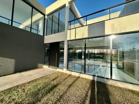 Casa en Alquiler con 2 cocheras