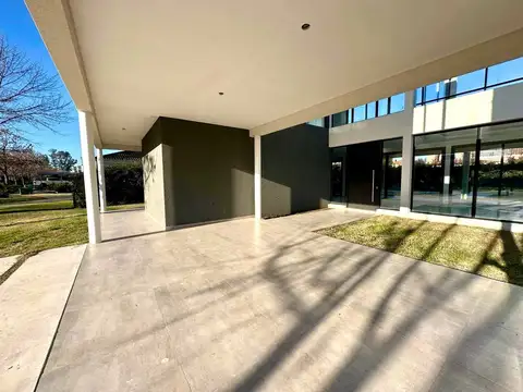 Casa 5 ambientes con 3 baños