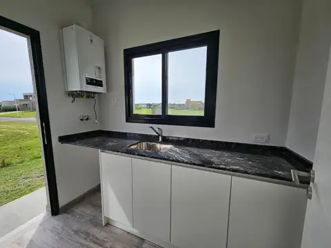 Casa 4 ambientes con 2 baños