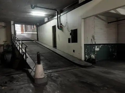 Cochera Cubierta en plena zona Abasto