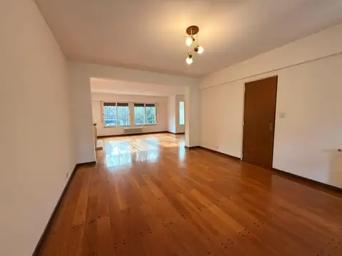 Casa en Alquiler con 2 cocheras