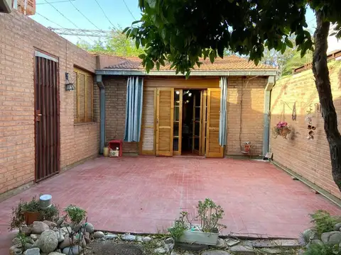 Casa 7 ambientes con 2 baños