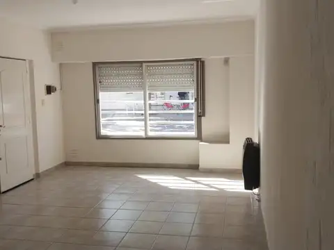 Alquilo particular amplio 1 dormitorio tipo casa.