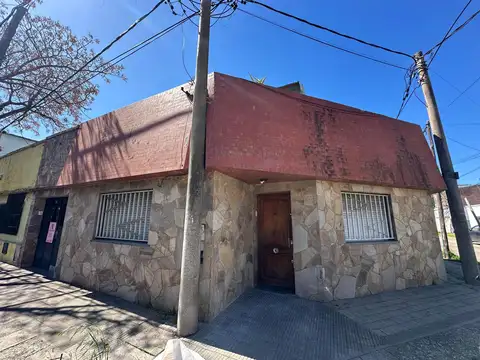 Casa en venta barrio Azcuenaga dos dormitorios reciclada terraza quincho