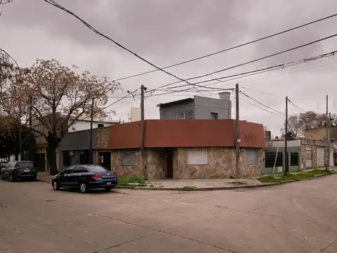 Casa en venta barrio Azcuenaga dos dormitorios reciclada terraza quincho parrilla oportunidad