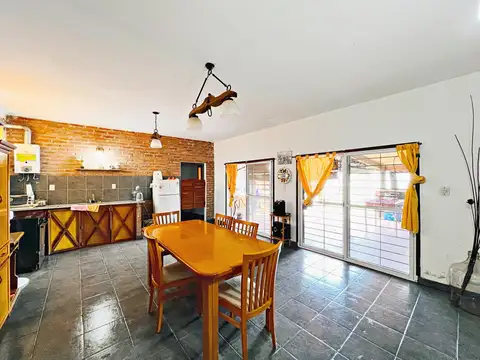 Casa en Venta de Dos Dormitorios, Quincho y Pileta en Alvear