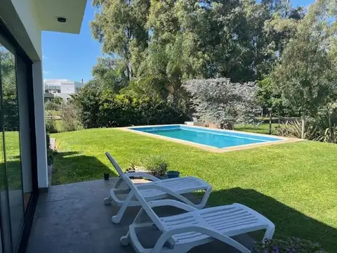 Casa en Alquiler con 2 cocheras