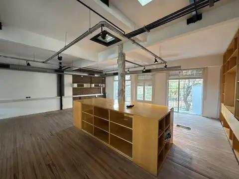 Casa 400 m² con local, oficinas, jardín y cochera en Núñez
