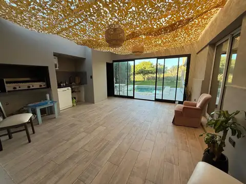 Casa 5 ambientes con 2 baños