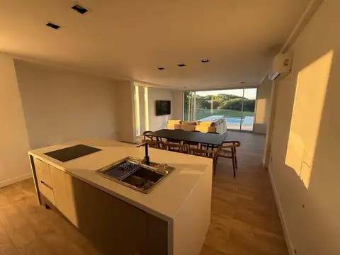 Casa 5 ambientes con 3 baños